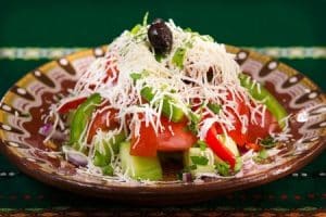 zeleninový šalát s paradajkami a syrom