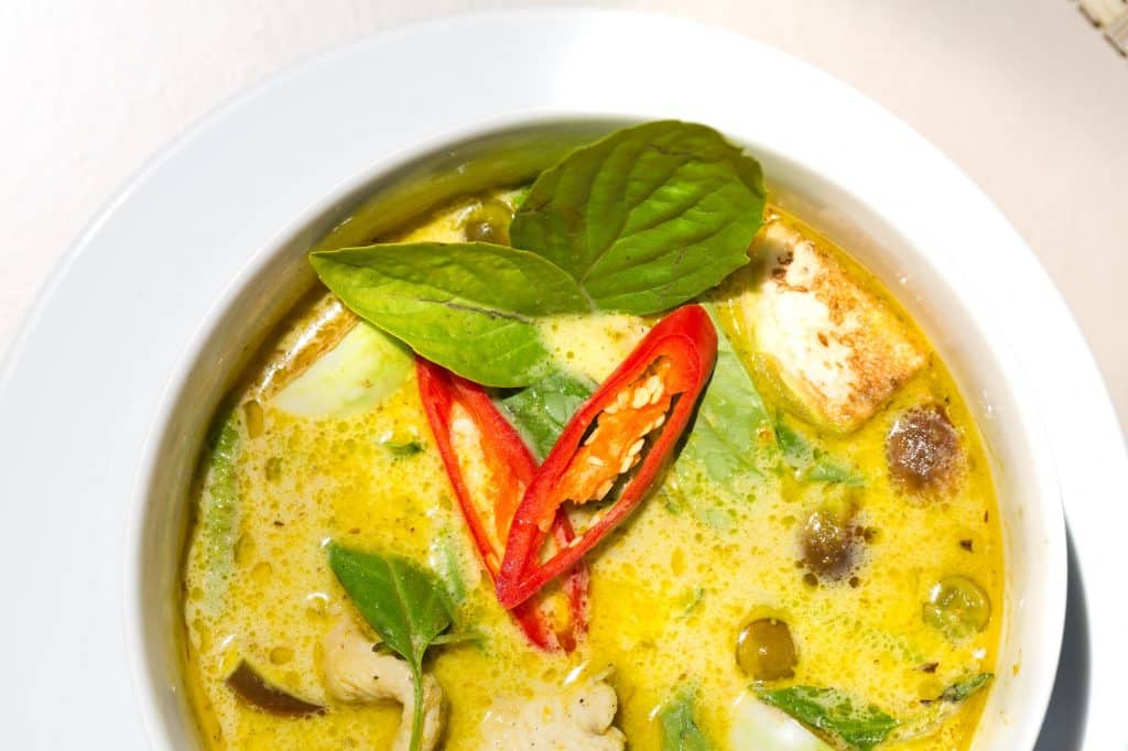 thajské kuře na curry s bazalkou